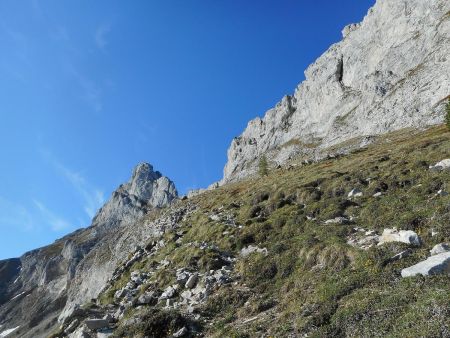 Barre rocheuse à gauche.