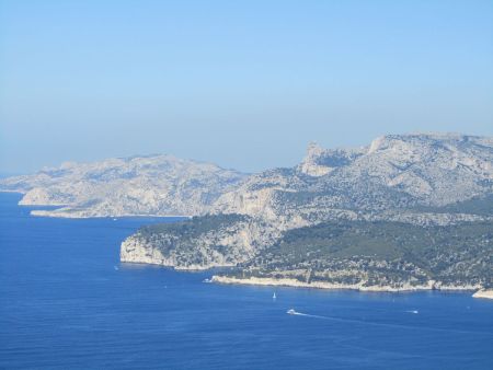 Massif des calanques vu de la route des crêtes.