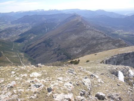 Barre des Dourbes au premier plan, et au fond, Mourre de Chanier, Grand Mourre, Chiran, Mondenier, situés dans le Parc Naturel Régional du Verdon.