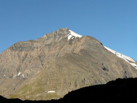 En face, la Pointe de Charbonnel et la crête de la Lombarde