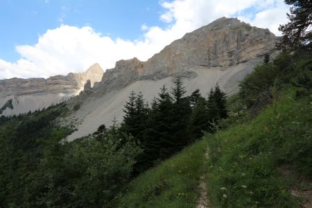 Le Roc de Garnesier, avec la Tête de Vachères à gauche et au soleil.