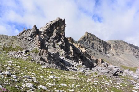 Vue arrière ; le col est sur la gauche.