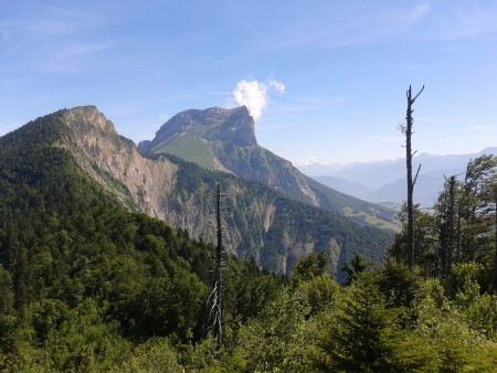 Bec Charvet et Dent de Crolles, vus de l’arête au-dessus du Col de la Faïta.