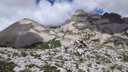 Cairn sous le sommet, au plus près du grand pilier nord.