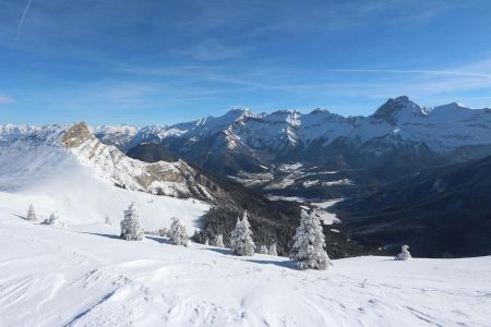 Belle vue sur Tréminis au pied de la grande barrière dévoluarde.