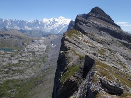 La chaîne des Fiz : La Pointe de Chardonnière, et au loin derrière la Pointe d’Anterne.