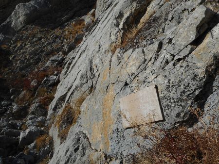 Stèle repère, escalade VI au dessus 