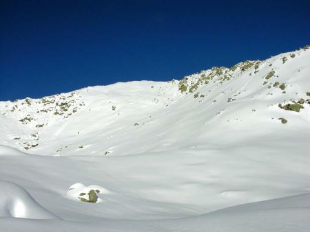 La pente finale du sommet bien blanc des Marmottes Noires