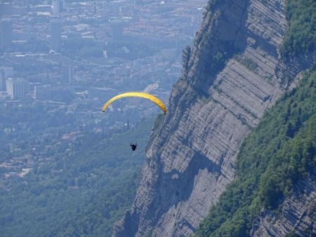 Parapente glissant vers la vallée