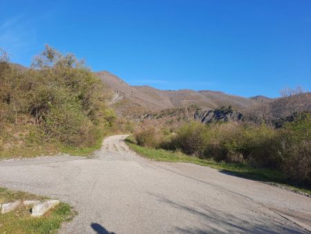 Prendre à droite avant le cimetière