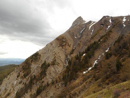 Le Pic de l’Aiguille dans le rétro et la trace de la vire visible.