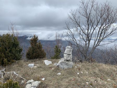 Cairn et balise au sommet.