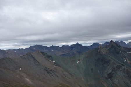 En arrière plan la tête de Malacoste (large courbe) et le Pelva et en premier plan la Roche Noire