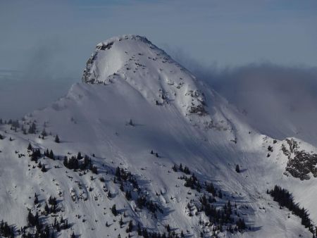 Un regard vers la Haute Pointe, bien balayée par les avalanches.