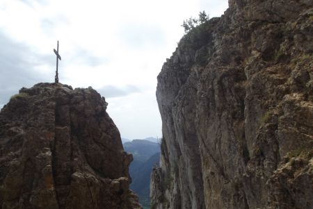  Croix en souvenir d’un curé de montagne accidenté ici