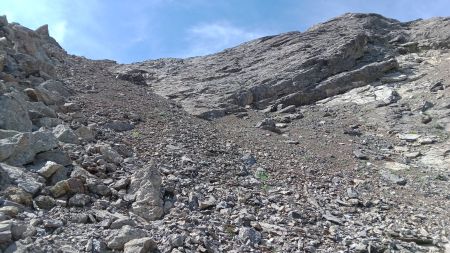 Raide montée vers le col de la Montagnolle, les éboulis rive droite du couloir sont plus faciles à gravir que ce dernier