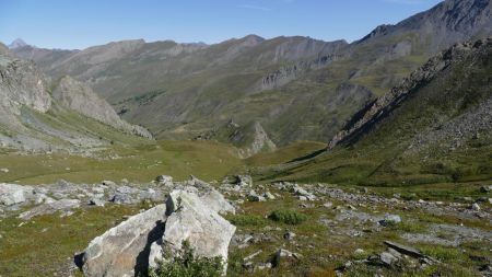 Regard arrière avant les dernières pentes sous le col.