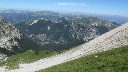 (Dans le rétro ) Dans le vallon suspendu de Corps (Vercors au fond)