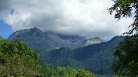 En chemin pour Ponnay, zoom sur la Tournette, qui n’arrive pas à se défaire de ses nuages sommitaux. NB : ce ne sont pas des oiseaux qui tournoient mais des parapentes