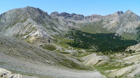 Du Col Perdu, vue sur la Route de l’Izoard et le refuge Napoléon.