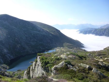 Etang d’Arbu et vallée de Vicdessos dans les nuages