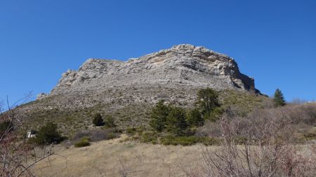 Montée au dessus de Saint Geniez, vers la barre rocheuse du Gourras