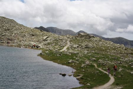 Le sentier en rive du Lac de Fenestre