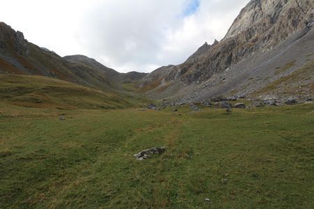 Au plan de la Ja avec le col de la Ponsonnière.