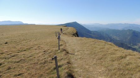 En bordure de falaises, gare au vent violent fréquent par ici.