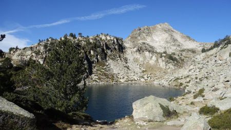 Gourg de Rabas ou Gourguet de Madamète dominé par le Pic de Madamète