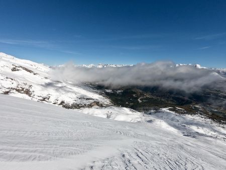 Les Écrins apparaissent au-dessus des nuages.