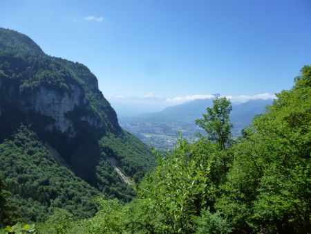 Le Mont Peney qui domine la combe de Savoie.