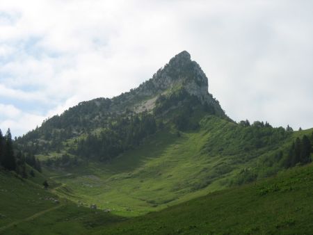 L’alpage de l’Aulp-Riant et la Roche Muraz (alt. 1.768 m)