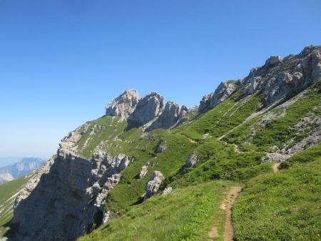 Le sentier balcon en direction du sommet