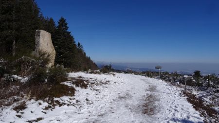 Sommet de Panère et l’un des menhirs.