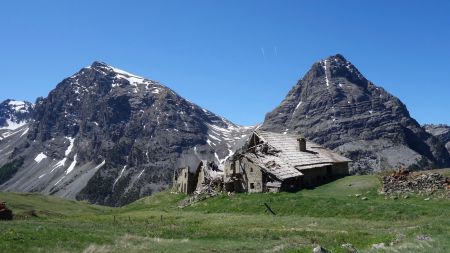 Ferme de La Frache sous la Turge de Peyron et le Lasseron