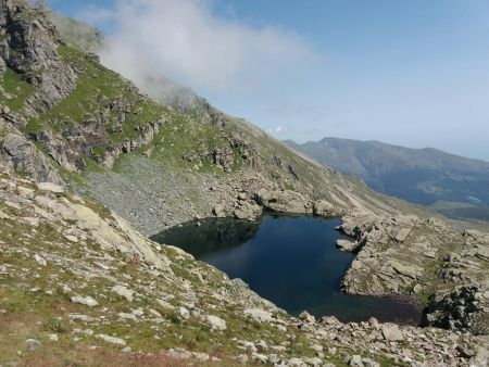 Beau petit lac sous le refuge Quintino Sella.