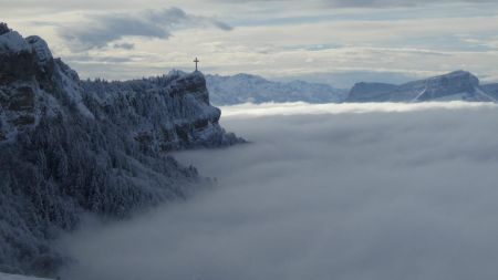 Croix du Nivolet, massif de Belledonne et le Granier.