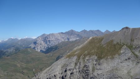 Vue sur les sommets Italiens du Piémont , Rognosa , Roc del Boucher , Cima Ciatagnera , Clapiera et del Pelvo puis la Serpentiera