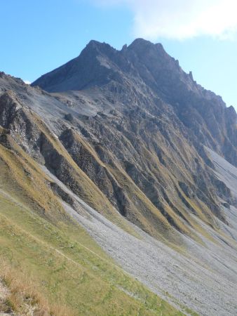 Montée vers l’arête, vue sur la pointe du Vallon.