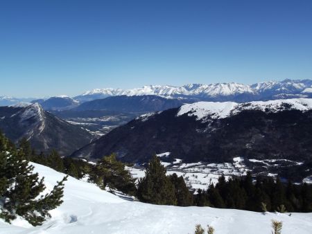 Platary, Charbonnier, Senépy, Connex, puis au fond, Belledonne, Taillefer, Coiro, etc.