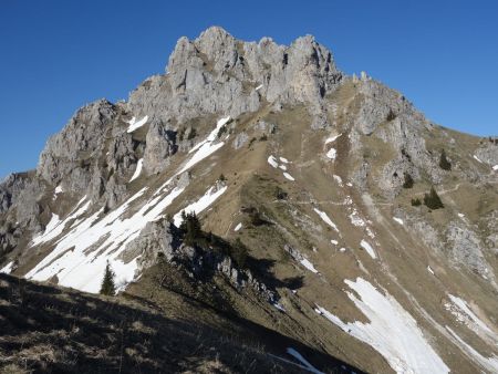 La crête et le ressaut à franchir sous la Pointe de Chalune.