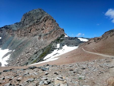 La Punta Leynir (3238m) et le col homonyme