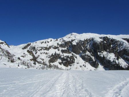 Dans le rétro la Montagne de Pormenaz.