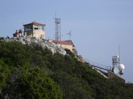 La vigie du sommet et ses antennes.