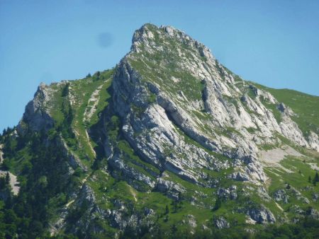 Le Rognon : à gauche : le couloir nord. A droite : la face ouest avec ses plaques. Au milieu : l’arête NO