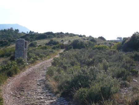 Le chemin de crête et l’oratoire.