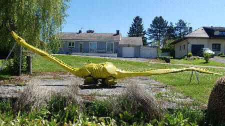 Loulle, un village rempli de dinosaures....