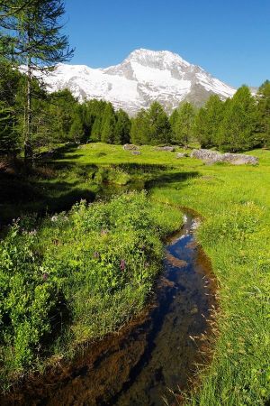 Le petit canal qui parcourt le hameau.