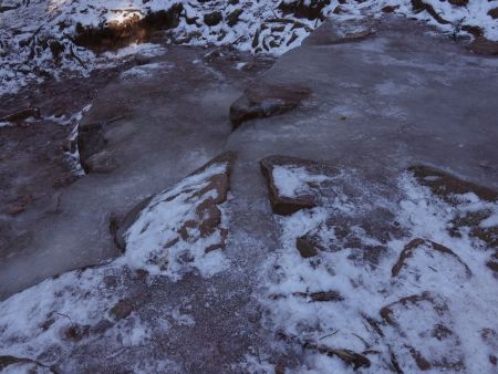 Certains passages du sentier qui sont peu ensoleillés et ultra piétinés par les nombreux passages étaient de vraies patinoires. Il fallait passer comme on pouvait par les côtés.